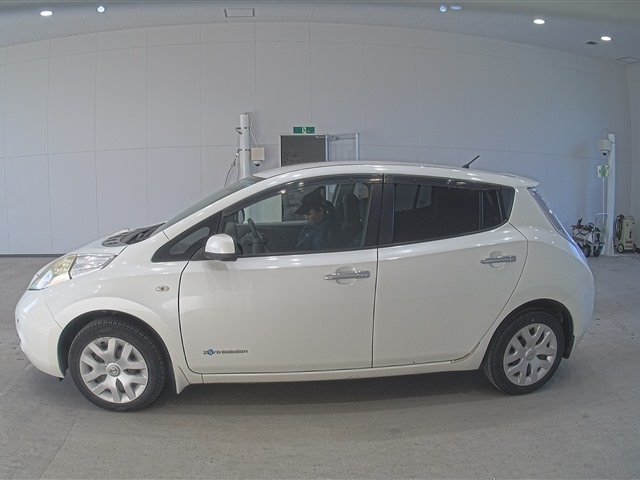 Nissan Leaf X – White